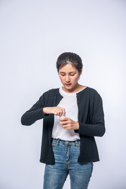 Vrouwen die zich niet goed voelen en antibiotica gaan gebruiken.