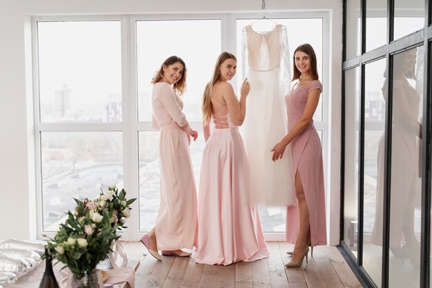 Vrouwen die zich voorbereiden op een bruiloft