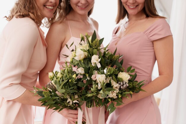 Vrouwen die zich voorbereiden op een bruiloft