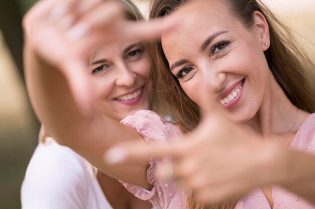 Vrouwen doen een frame met haar vingers