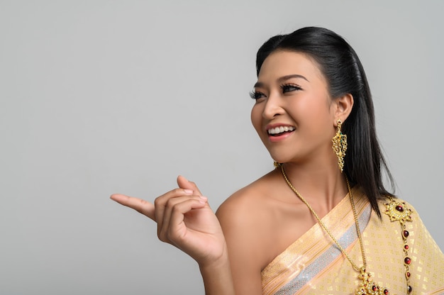 Vrouwen dragen Thaise kostuums die symbolisch zijn, wijzende vingers