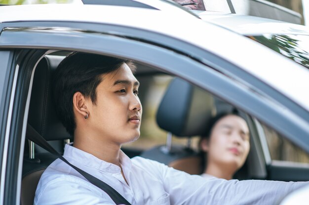 Vrouwen en mannen zitten in auto's en zijn gestrest. selectieve aandacht.