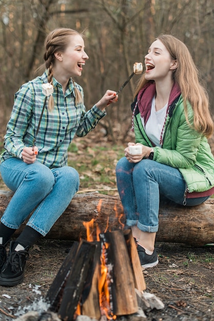 Gratis foto vrouwen eten marshmallow