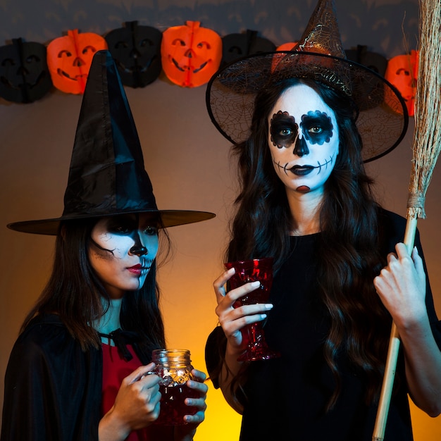 Vrouwen gekleed als eng heksen