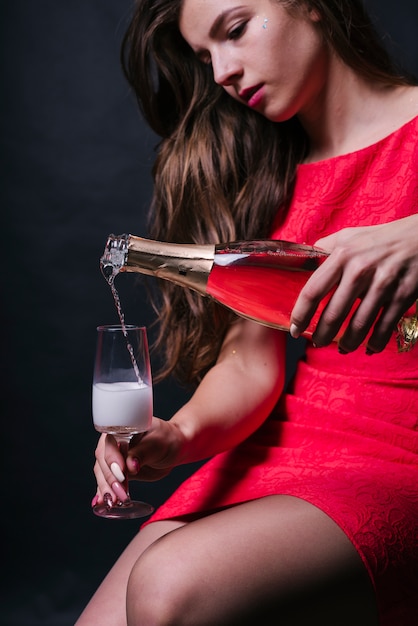 Gratis foto vrouwen gietende champagne in glas