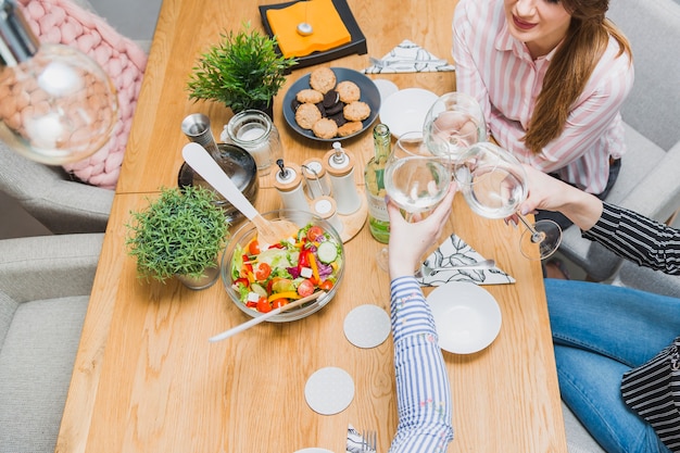 Vrouwen handen rammelende glazen wijn