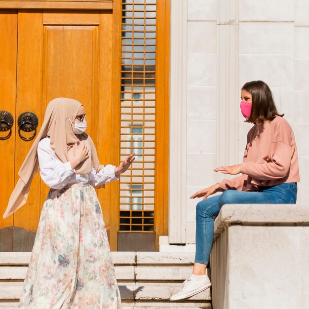 Vrouwen hebben een gesprek op afstand