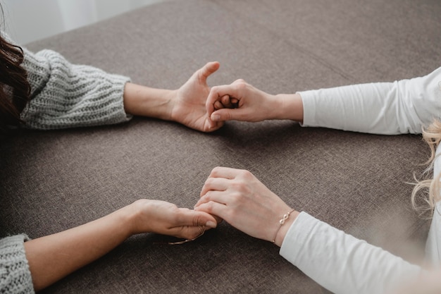 Vrouwen houden hun handen bij elkaar terwijl ze bidden