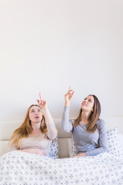 Vrouwen in bed omhoog