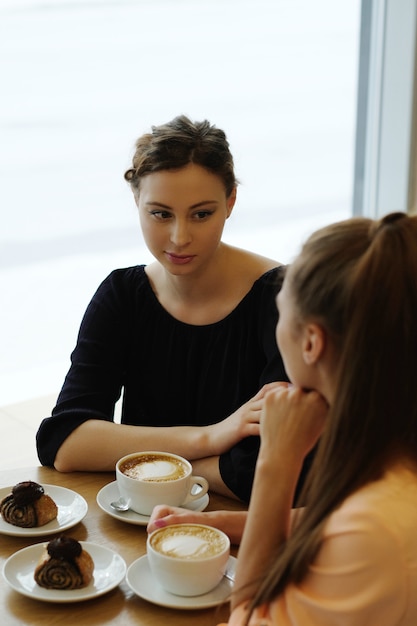 Vrouwen in café