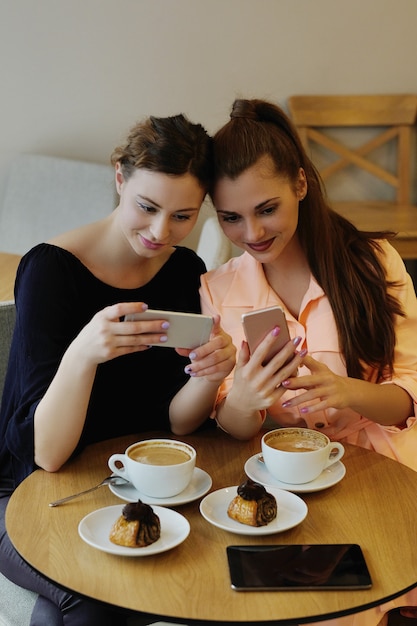 Vrouwen in café