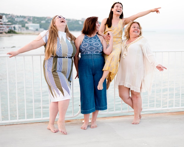 Vrouwen in casual kleding lang zicht