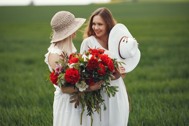 Vrouwen in elegante kleding die zich in een de zomergebied bevinden