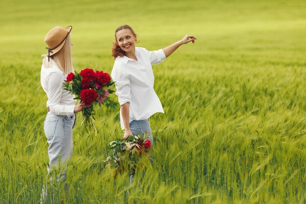 Vrouwen in elegante kleding die zich in een de zomergebied bevinden