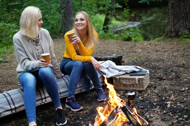 Vrouwen in het bos