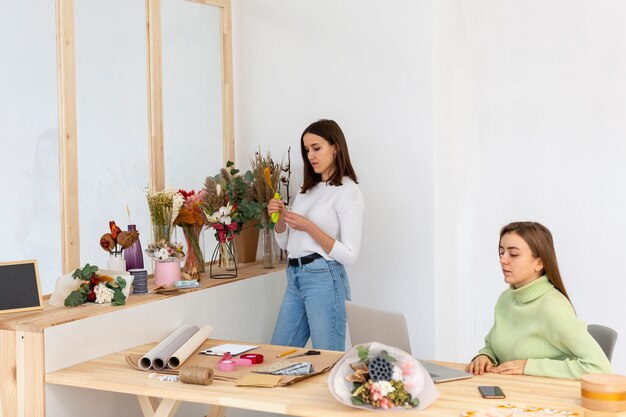 Vrouwen in hun bloemenwinkel maken hun investeringsplannen