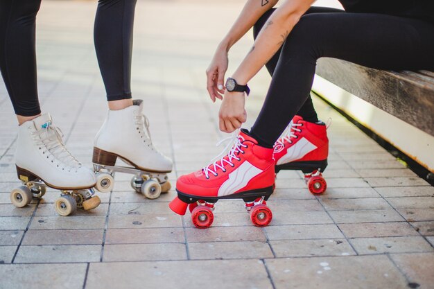 Vrouwen in leggings dragen rollerskates