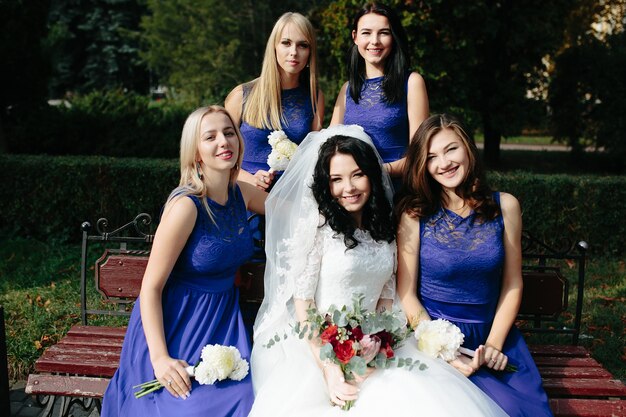 Vrouwen in soortgelijke jurken poseren met bruid