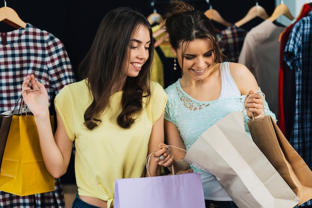 Gratis foto vrouwen kijken naar aankopen in de winkel