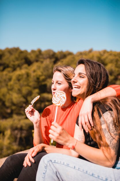 Vrouwen knuffelen met lolly&#39;s