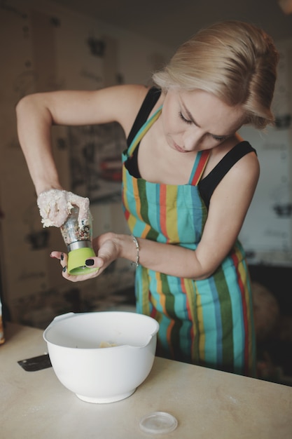 Vrouwen kokende pizza bij keuken