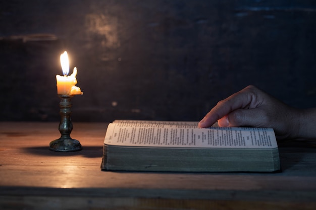 Vrouwen lezen een grote bijbel