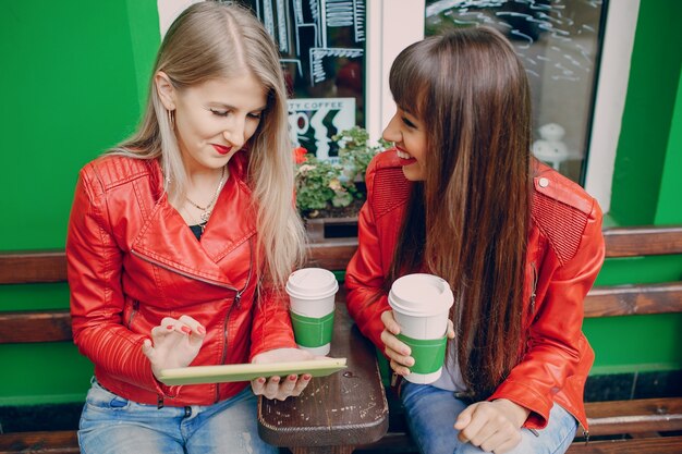 Vrouwen lookint een tablet