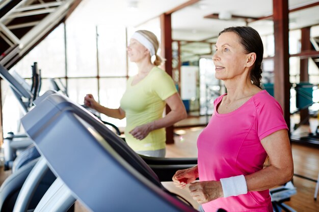 Vrouwen lopen in de sportschool