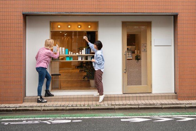 Vrouwen maken de etalage van een Japanse kapper klaar