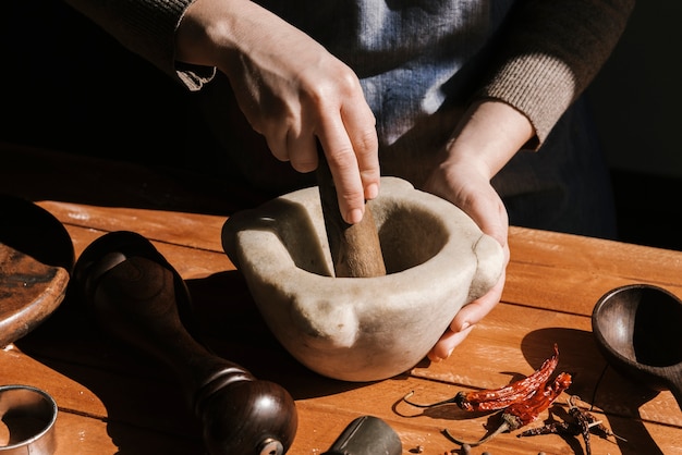 Vrouwen malende peper met de hand