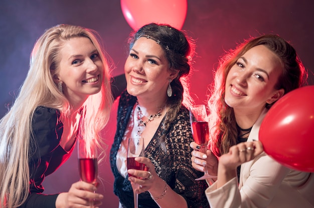 Vrouwen met drankjes op feestje