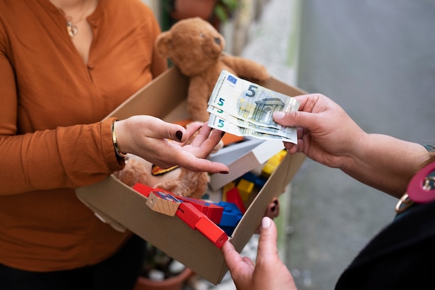 Vrouwen met een hoge hoek met items