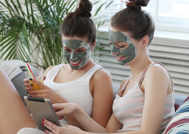 Vrouwen met gezichtsmasker, schoonheid en huidverzorging concept