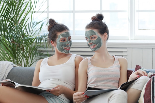 Vrouwen met gezichtsmasker, schoonheid en huidverzorging concept