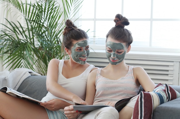 Vrouwen met gezichtsmasker, schoonheid en huidverzorging concept