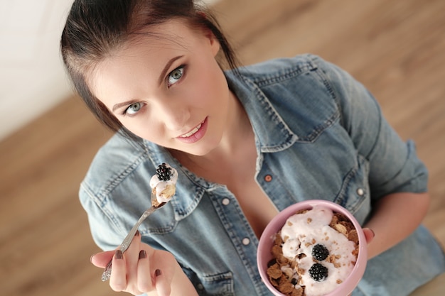 Gratis foto vrouwen met haar ontbijt