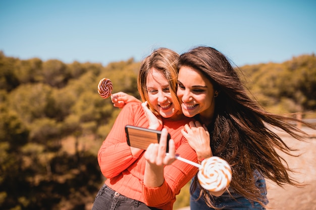 Vrouwen met lollys nemen selfie