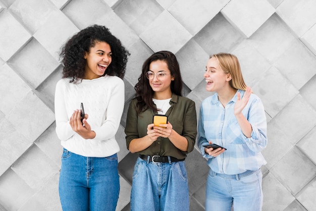 Vrouwen met telefoons op kantoor