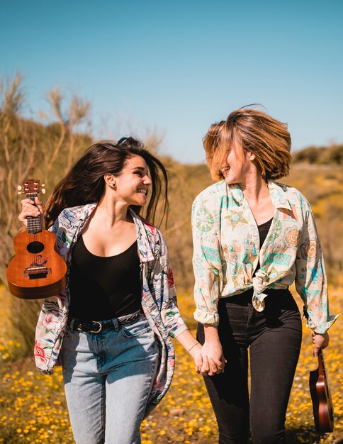 Vrouwen met ukeleles die naar elkaar kijken