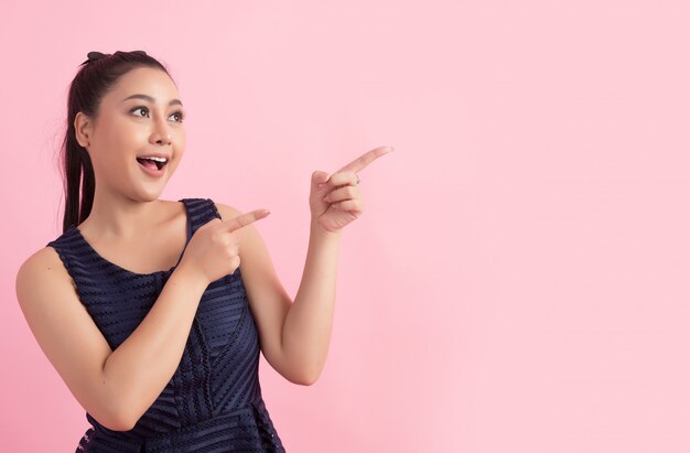 vrouwen met witte leeg bord, weg wijzen