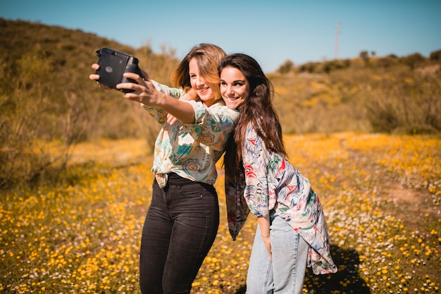 Vrouwen nemen selfie in het veld