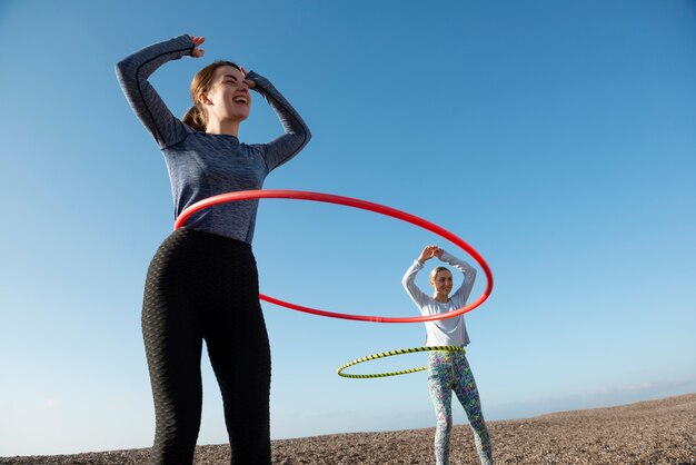 Vrouwen oefenen met hoelahoep cirkel