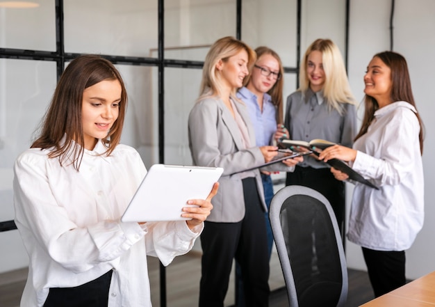 Vrouwen ontmoeten elkaar op het werk voor brainstormen