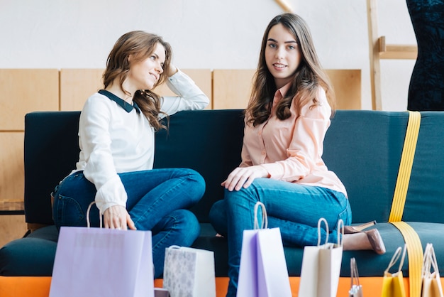 Vrouwen op bank na het winkelen