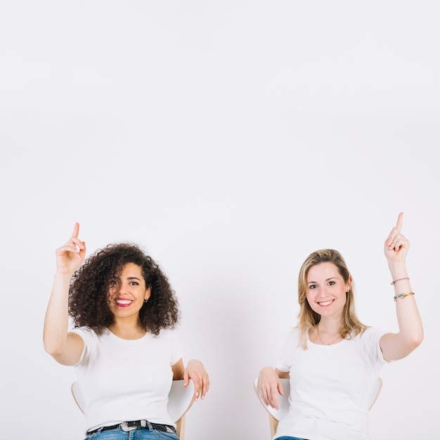 Vrouwen op stoelen die naar boven wijzen