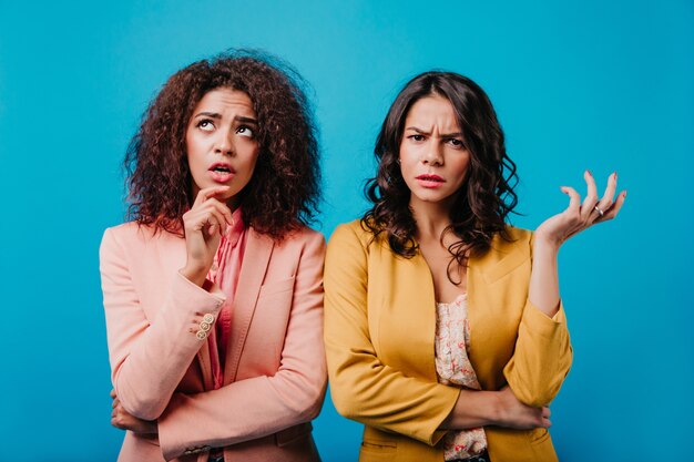 Vrouwen poseren in de studio