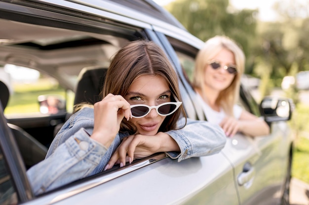 Vrouwen poseren op autoruiten