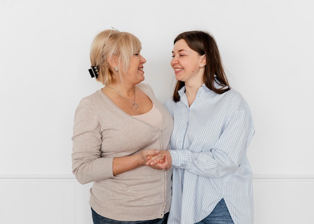 Gratis foto vrouwen poseren samen medium shot