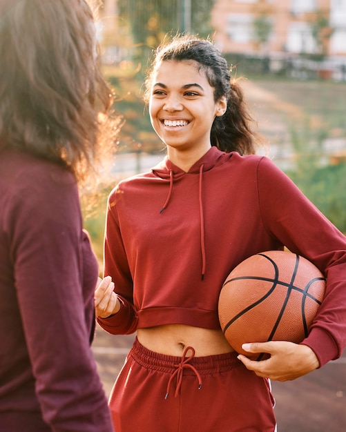 Vrouwen praten over basketbalspel