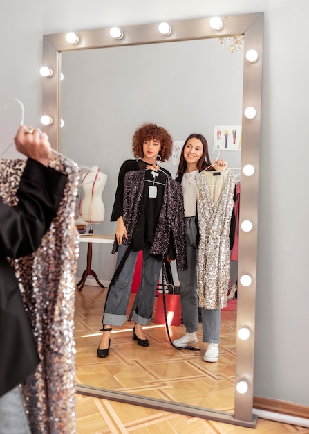 Vrouwen proberen kleren in de winkel